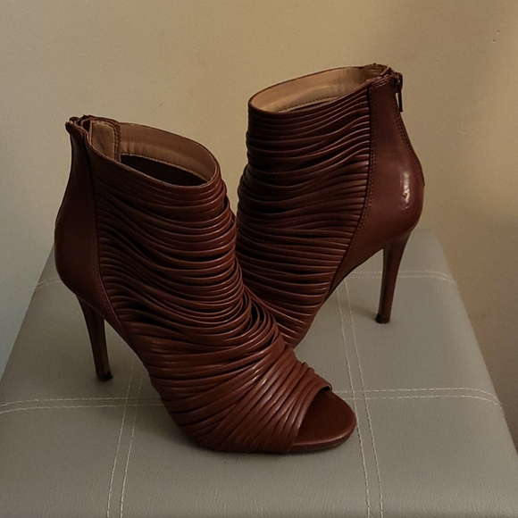 Peep toe ankle boots with back zipper. - Picture 2 of 6